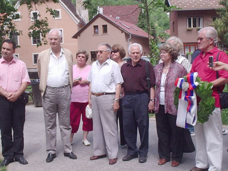 Namestnik samoborskega župana Hrvoje Frankić (levo) in člani Sveta pred Samoborskim muzejem.