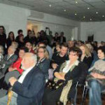 Številno občinstvo v Slovenskem domu je uživalo v zanimivih priredbah pesmi mladih skupin.