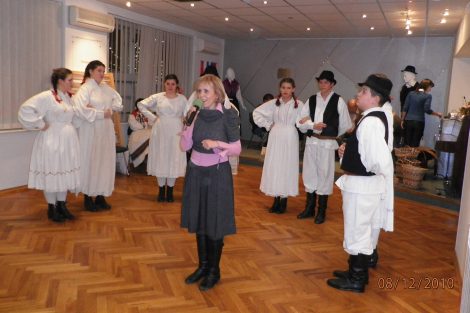 Folklorna sekcija KUD Antun Mihanović iz Klanjca z voditeljico in direktorico Turistične skupnosti Klanjca Snježano Ricijaš.