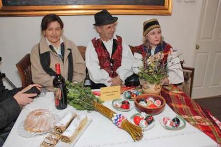 Člani Slovenskega doma v gorenjski narodni noši: Stanka Novković, Anton Lah, Agata Klinar Medaković (od leve proti desni). Foto: Mirko Petričec.