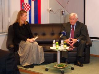 Tanja Borčić Bernard v pogovoru z Milanom Kučanom. Foto: akm
