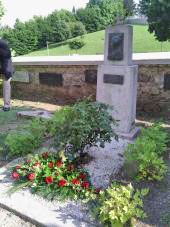 Grob neuslišane Vrazove ljubezni Julijane Cantilly pri župnijski cerkvi Svete Anastazije v Samoborju. Foto: a.k.m.
